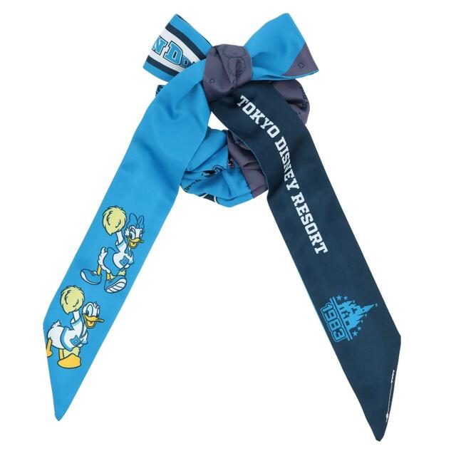 シュシュ 2,000円｜東京ディズニーリゾート「ポンポンを持ったミッキーたちが元気に盛り上げてくれるグッズ」｜販売店舗：東京ディズニーランド「グランドエンポーリアム」、東京ディズニーシー「エンポーリオ」｜発売日：2025年4月24日（木）