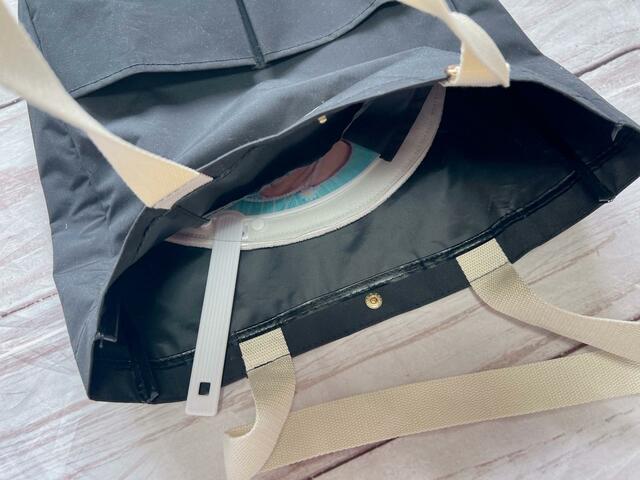 うちわカバー付きのうちわを大ポケットに入れると持ち手が少し飛び出してしまいます