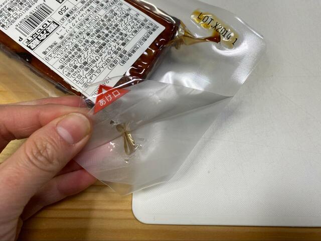 【ドン・キホーテ 直火焼焼豚】開け口付きで、開封時にハサミや包丁要らず