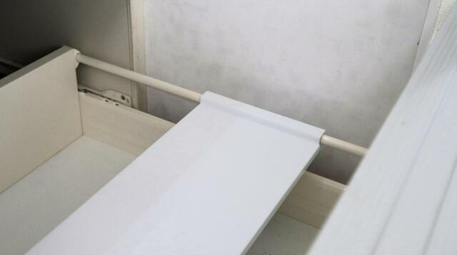 【山崎実業 tower 伸縮キッチン引き出し中ラック ワイド】耐荷重は3kgなので載せすぎには要注意