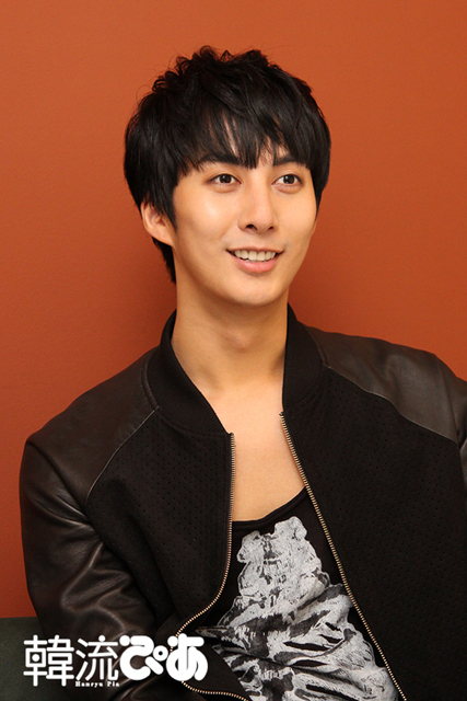 【キム・ヒョンジュン】オトナの色気で“壁ドン”!? 取材こぼれ話をチェック