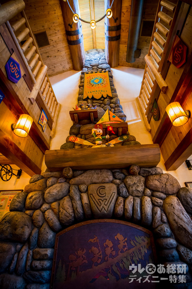 暖炉の上部にはよく見ると…? 