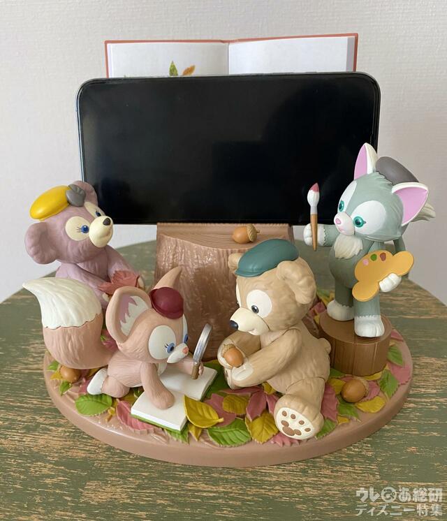 「ダッフィー&フレンズのオータム・ストーリーブック」スマートフォンスタンド使用例