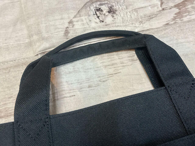 持ち手の中央は二つ折りで縫われており、持ちやすい！