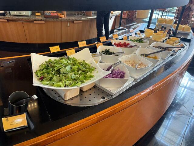 【カフェトスカ モーニングブッフェ】色鮮やかなサラダバー！ミックスリーフ、紫キャベツ、トマト、コーンなど朝にぴったりのヘルシーラインナップ♪