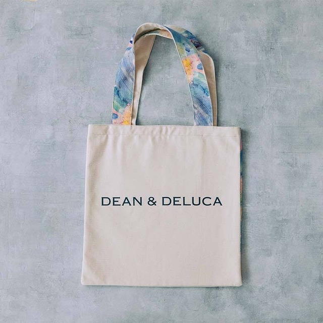 【DEAN ＆ DELUCA】Sanctuary is hereトートバッグ（税込5,500円）：サイズは約縦41×幅41cm。裏面はロゴを配したシンプルなデザインですが…⇒