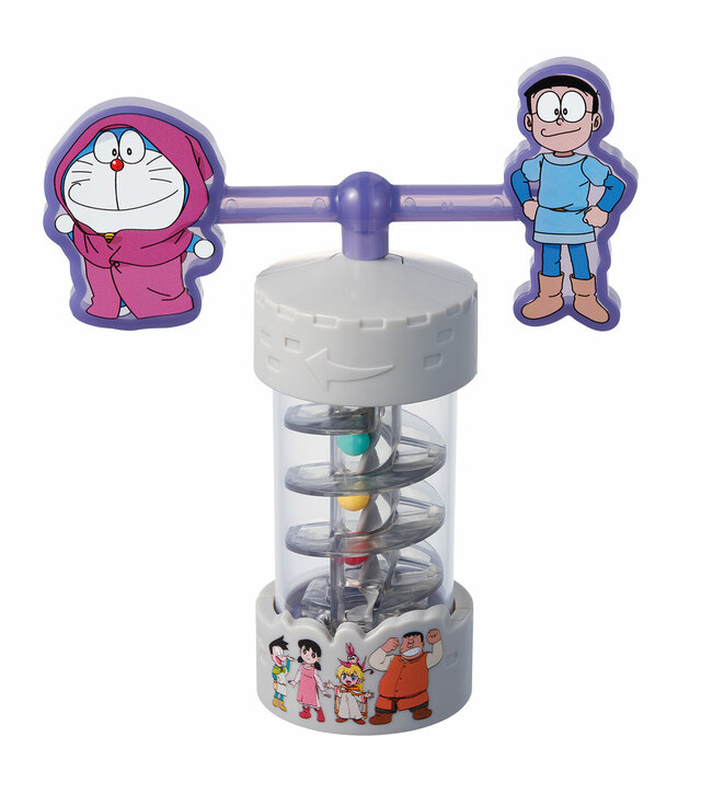 【ハッピーセット®「ドラえもん」】第1弾：のぼっておりて！ドラえもんのビーズタワー／ボールが上下するタービンのおもちゃ。息を吹きかけて、バーを回転させて遊びます