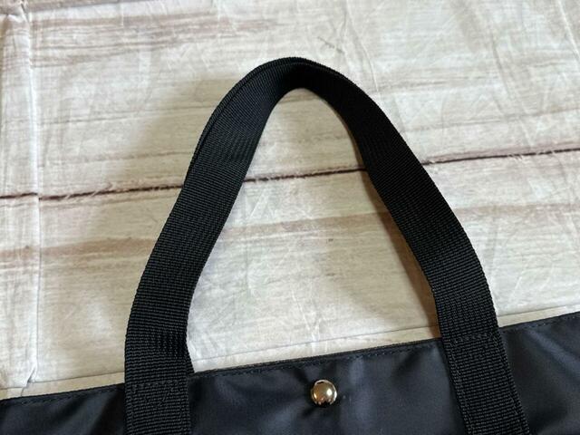 持ち手は肩がけができる長さ