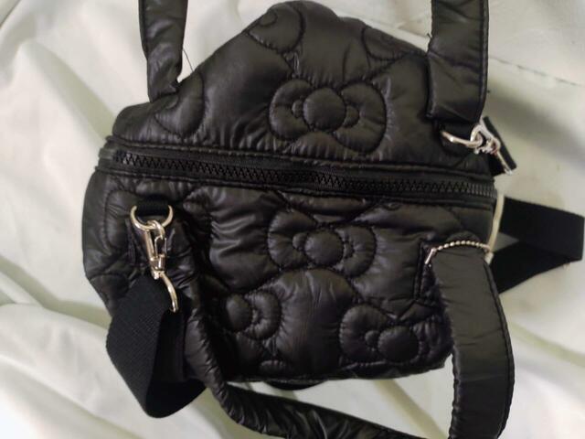 付属のショルダーをバッグに憑りつければ、斜め掛けも可能です