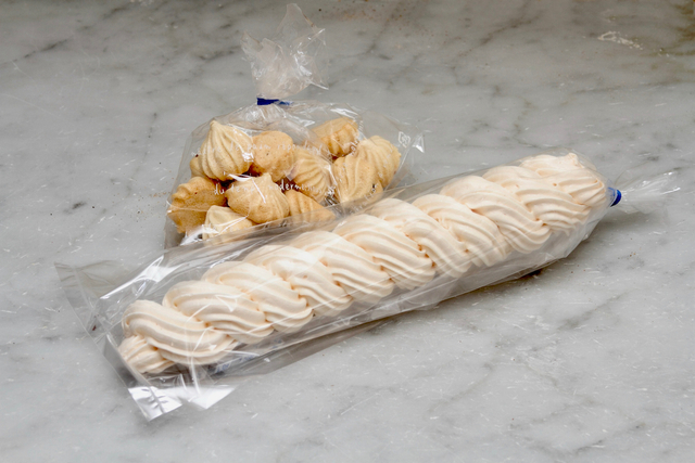 【ラ ブティック ドゥ マモル】プチマッシュ（上）とジャンボメレンゲ