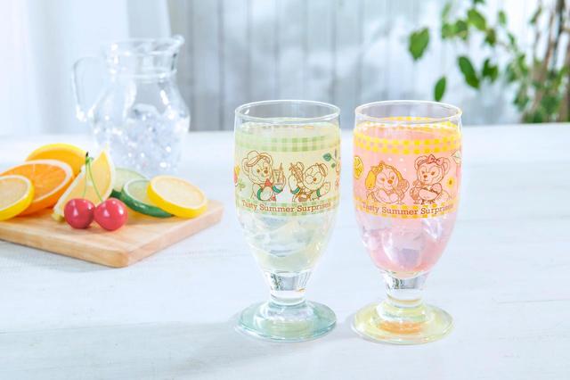 グラスセット 2,700円|サイズ:直径約7×高さ約15cm、2個セット|ダッフィー&フレンズのテイスティ・サマー・サプライズ