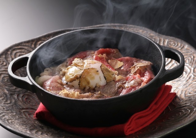 長萩和牛と黒トリュフをコンソメスープですき焼き風に 斬新 フレンチ鍋 期間限定で登場 うまい肉