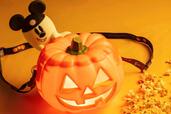 ポップコーン、バケット付き 3,200円｜東京ディズニーリゾート「ディズニー・ハロウィーン」スペシャルメニュー｜販売店舗：東京ディズニーランド、東京ディズニーシー「ポップコーンワゴン」｜販売期間：2025年9月16日（火）〜10月31日（金）