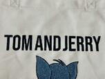 上部には高級感たっぷりな「 TOM AND JERRY」の刺繍ロゴ入り！