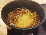 【よもだそば 朝定食】温かいおそばに天かすとネギがたっぷり