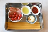 【フレッシュトマトとベーコンのパスタ】材料はパスタ、ミニトマト、ベーコンなど