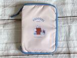 淡いピンクとブルーの配色がかわいいスヌーピーのポーチ
