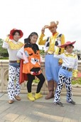 「ディズニー・ハロウィーン」一般ゲストのディズニー仮装 ウッディー、ジェシー、ミスターポテトヘッド