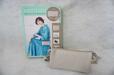 「UNTITLED 3層スマホショルダーBOOK TAUPE」（税込3,278円）