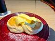 【むさしの森珈琲　背徳の芳醇削りバターふわっとろパンケーキモーニングセット】たっぷりとメープルシロップを回しかければ、バターの塩気とメープルシロップの甘さが絶妙に混ざり合います