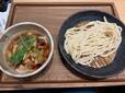【小麦晴れ 豚肉つけ汁うどん】 麺は冷盛か熱盛を選択できますが、つけ汁は熱々で提供されます