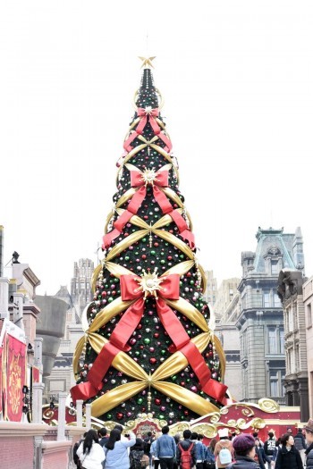 Usj 巨大クリスマスツリーも今年で見納め やりすぎクリスマス ショー パレード グルメ大満喫ガイド 写真満載 1 4 ハピママ