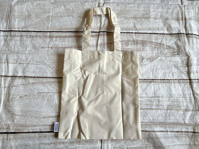 バックは装飾がないシンプルな無地