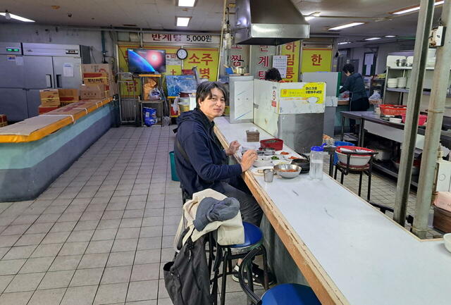 【 気になる韓国、ソウルの今vol.33】このカウンターの左側に海につながる階段があり潮風が降りてくる