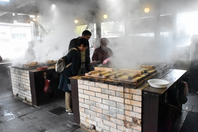 100℃の蒸気で食材を蒸す