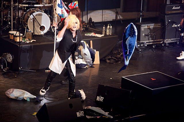 マグロがフロアに泳ぎ出します