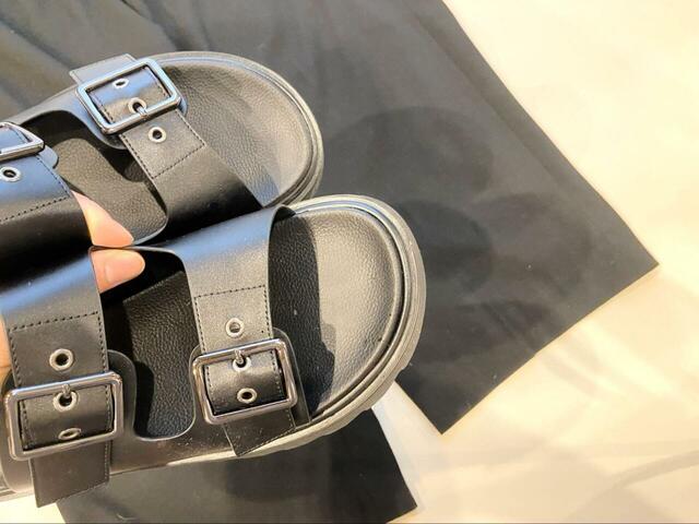【GU ダブルベルトサンダル+X】ブラックのスラックスと合わせても良さそう