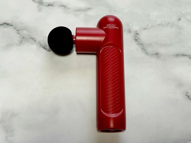 本体のカラー鮮やかなレッド！「エステダム」のロゴも入っています【＆ROSY（アンドロージー）10月号】付録「エステダム：フェイス＆ボディケアガン」