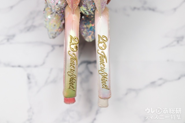 カチューシャ ¥2,000｜サイドには金色の刺繍