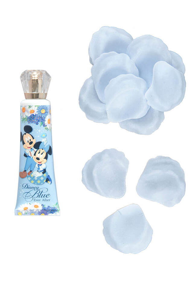 ギフトセット 2,300円｜サイズ：（ボックス）縦約5×横約16×高さ約14cm（ハンドクリーム）内容量：30g、アロマシャボンの香り（入浴料）内容量：15g、ブルーハーモニーの香り｜東京ディズニーリゾート「Disney Blue Ever After」グッズ｜発売日：2023年5月25日（木）｜販売店舗：東京ディズニーランド「ディズニー＆カンパニー」、東京ディズニーシー「ベッラ・ミンニ・コレクション」