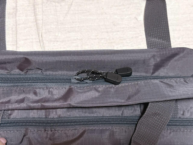 開口部はWファスナー仕様。引き手にはパラコード付き