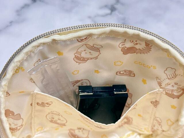 ポケットには細々したコスメを収納できて便利