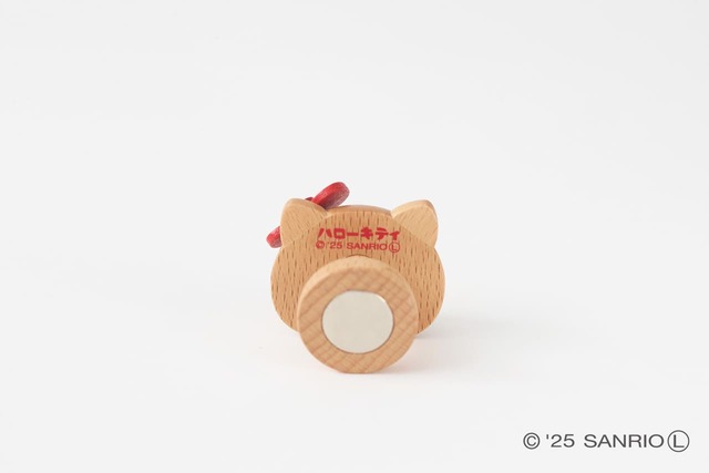 【ハローキティ「マグネットハンガー（レッド）」1,980円】裏面がマグネットなので、冷蔵庫や鉄製の場所に設置できます