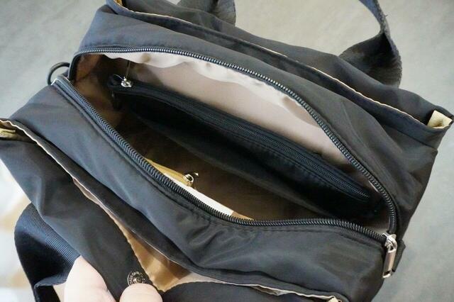 内側はベージュの生地で中が見やすい