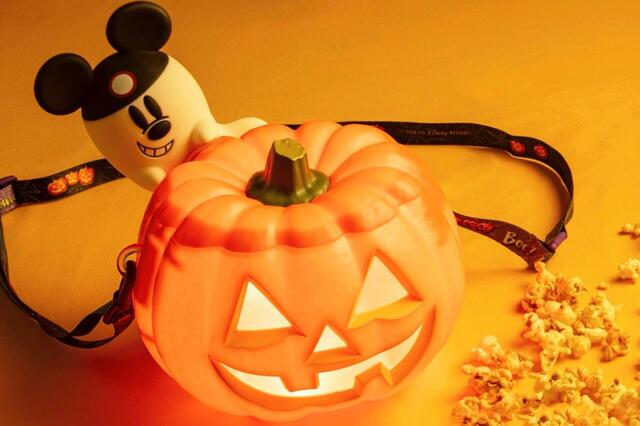 ポップコーン、バケット付き 3,200円｜東京ディズニーリゾート「ディズニー・ハロウィーン」スペシャルメニュー｜販売店舗：東京ディズニーランド、東京ディズニーシー「ポップコーンワゴン」｜販売期間：2025年9月16日（火）〜10月31日（金）