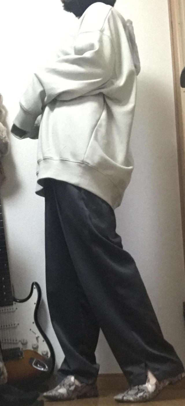 【GUのサテンテーパードパンツ】サラッとした感触で着ていて気持ちいい