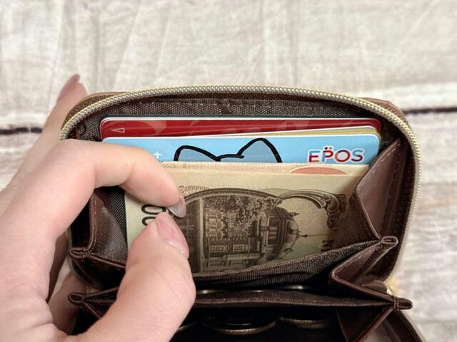 紙幣は3つ折りにすれば収納できます