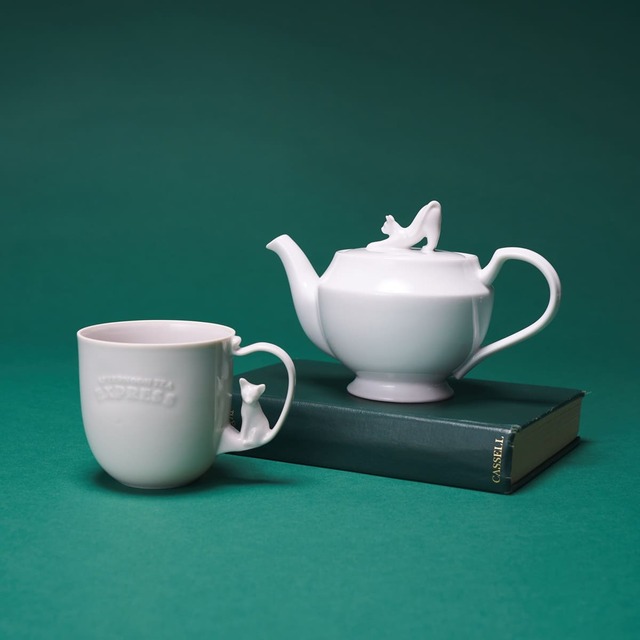 【Afternoon Tea LIVING】マグカップ（360ml） ¥2,750、ティーポット ¥5,940