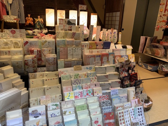 〈cafe and gallery 川原町屋〉の店内には和紙雑貨がたくさん並ぶ