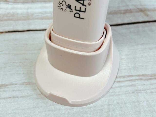 持ち手を持って倒すと角度が変えられます！