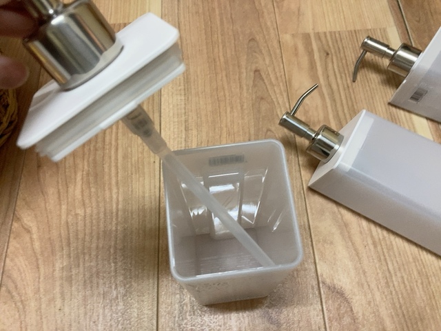 【ニトリ フィルムフックツーウェイディスペンサー】口が広いので液体を注ぎやすい
