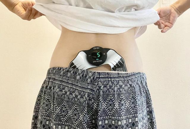 【EMSヒップアップパッド】衣類の上からは貼れないので、必ず素肌に貼り付けます