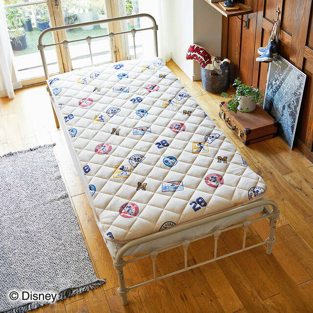 ワッペンデザインシンカーパイル敷きパッド ￥5,500｜昭和西川ディズニー寝具「Dive in Disneyシリーズ」