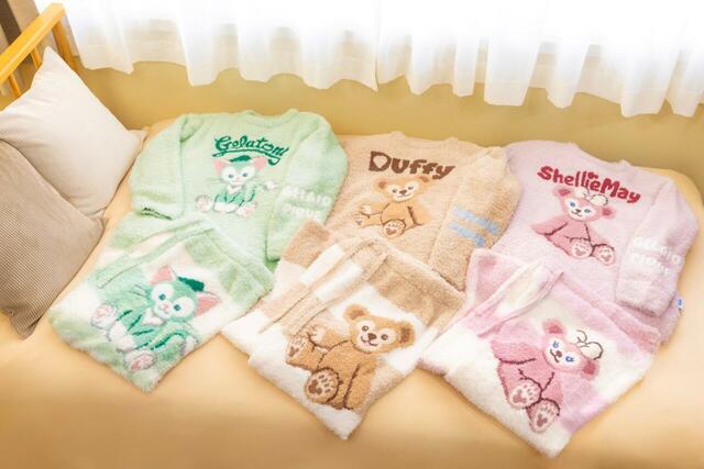 ルームウェアセット〈gelato pique〉 22,000円|東京ディズニーシー「ダッフィー&フレンズ20周年:カラフル・ハピネス」gelato pique(ジェラート ピケ)プロデュースグッズ|販売店舗:東京ディズニーシー「マクダックス・デパートメントストア」|発売日:2025年10月2日(木)