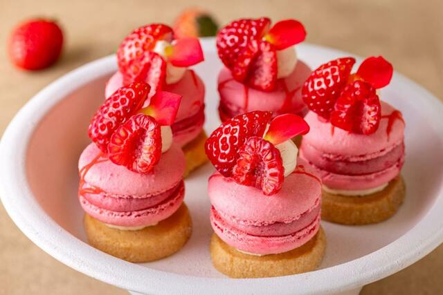 「マカロンラズベリー」＜期間：2026年1月7日～4月30日＞【“断面美”ミルフィーユやフレジエが登場！苺がきらめく「横浜ベイシェラトンのナイトスイーツブッフェ」】
