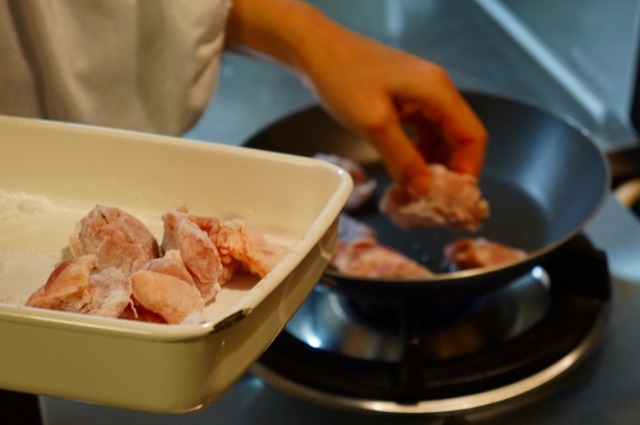 【白みそシチューの作り方6】片栗粉をまぶした鶏肉を太白胡麻油で焼く